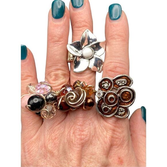 Lot of four rings two stretchy and two silver tone wire brown enamel, silver flo - Picture 2 of 7